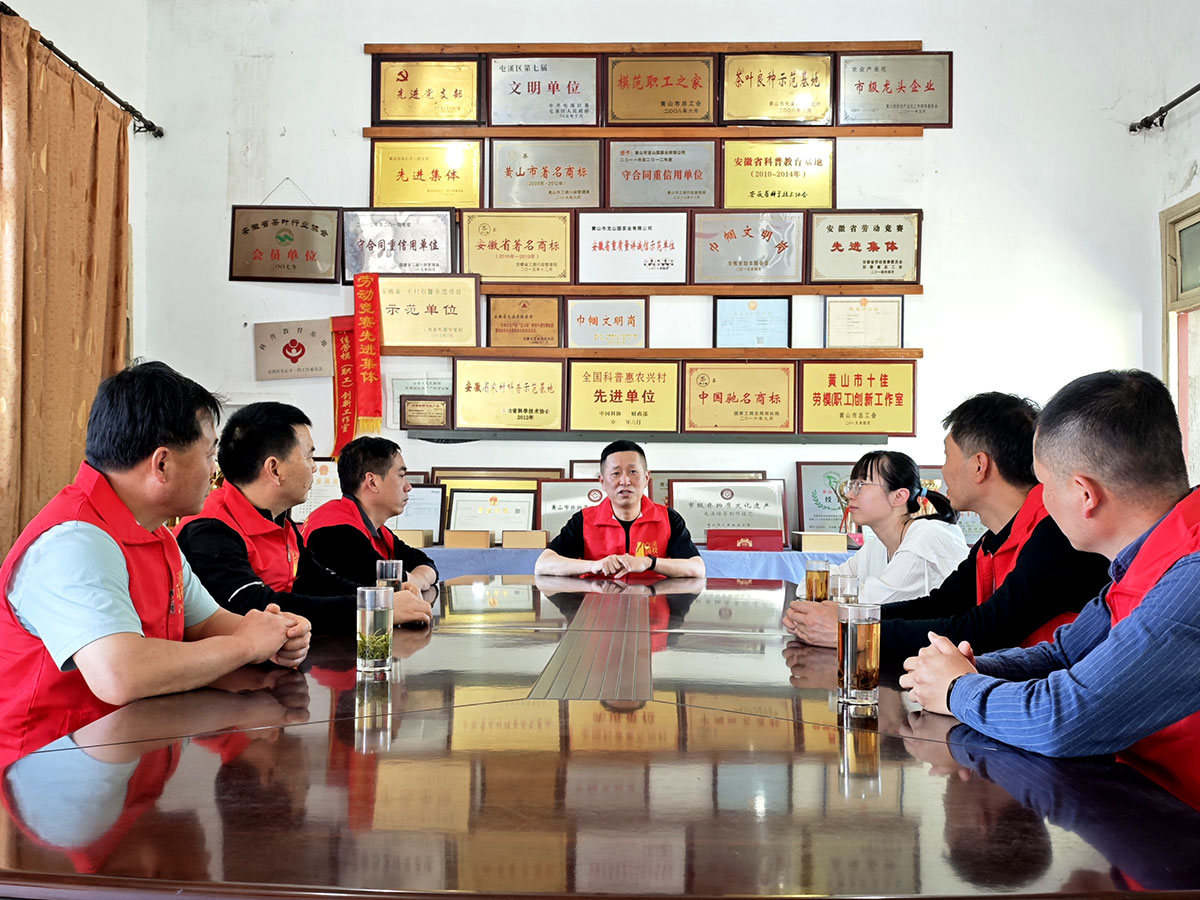 昱城產(chǎn)投公司黨支部開展“茶香潤(rùn)初心，黨旗映茶園”主題黨日活動(dòng)